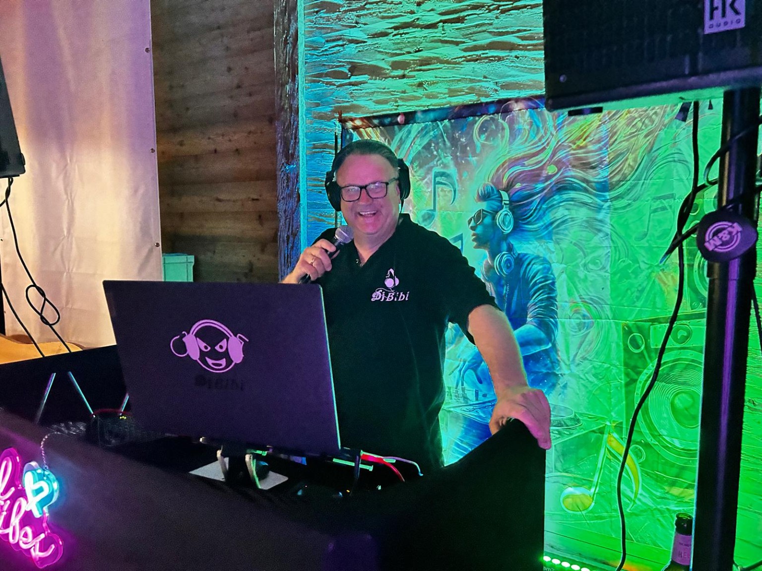 DJ Bibi bei der Arbeit